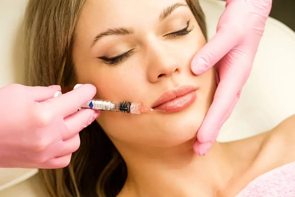 Frau bekommt Lippen aufgespritzt
