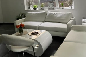 Wartebereich mit hellen Sofas am Standort Gütersloh