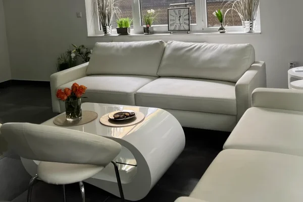 Wartebereich mit hellen Sofas am Standort Gütersloh