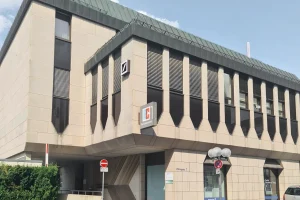 Eingang zum MEDICUS ZENTRUM an der Königsau in Lippstadt