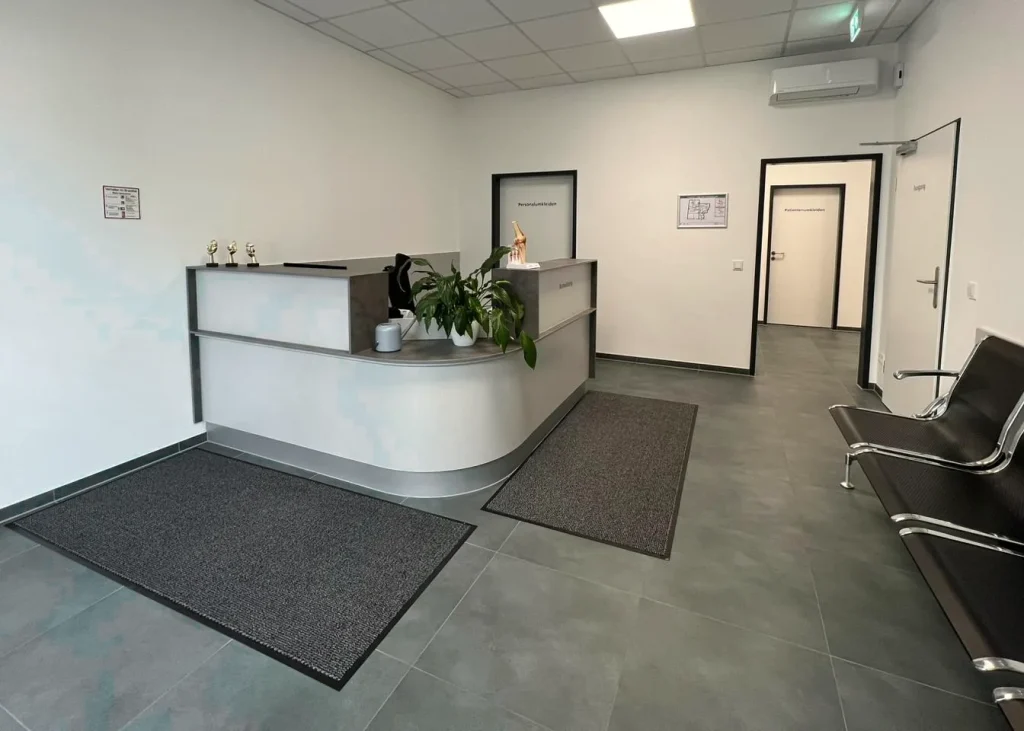 Empfangstresen und Sitzbank am Standort Paderborn