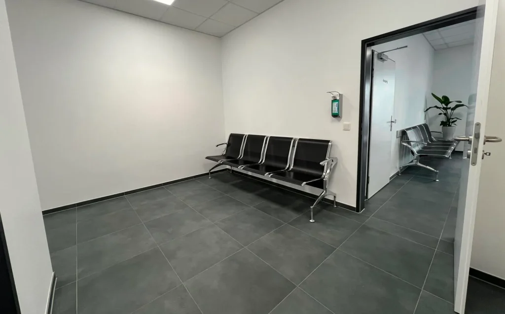 Heller Flur mit Sitzbank am Standort Paderborn