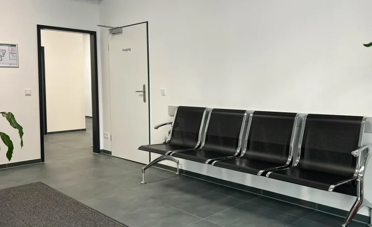 Wartebereich mit Sitzbank am Standort Paderborn